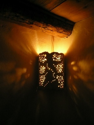 Eclairage d'angle galbé en sapin recyclé d'un panneau de porte