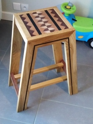 Tabouret en chêne hêtre sapeli et valchromat noir
