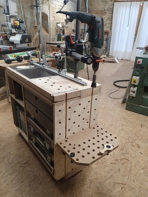 Meuble, vu de trois quart côté "perçage grande hauteur"