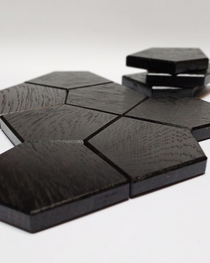 Sous-verres aimantés qui pavent le plan et récit d'un désastre