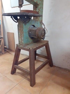 Piétement scie à ruban en arêtier