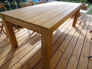 Une Table de Jardin