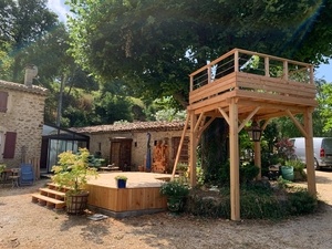 La terrasse de 25m2 et le point de vue de 5m2 habillent un vieux Tilleul.