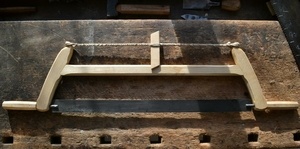 Cadre de scie sorti d'une bûche, sans machine