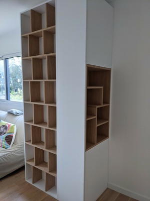 Bibliothèque latté chêne/strat blanc mat habillant un conduit de cheminée