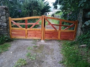 Un portail en cèdre et sequoia ... aux outils à main.