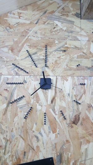 Des vis à placo sur le mur en OSB de mon atelier