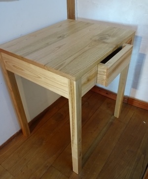 Table avec assemblages de rigolo