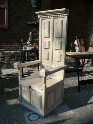 Chaise d'inspiration médiévale