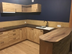 Cuisine chêne massif et crédence en argile