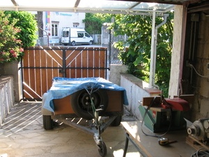 Portail devant l'atelier.