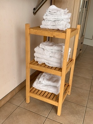 Petit meuble porte essuies pour salle de bain