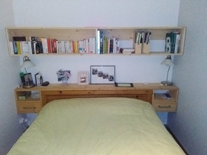 Table de chevet et étagère dessus de lit