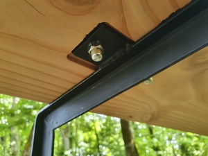 Trente bancs douglas et métal, légers et empilables.