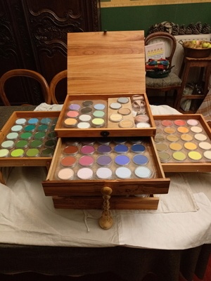 Coffret de rangement pour matériel artistique