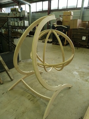 Fauteuil boule frêne en lamellé collé