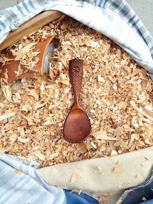 30ème cuillère de 2023 : Cuillère en pommier cuite au four et chip carving en décoration.