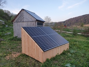 Petite cabane photovoltaïque en renfort de la première