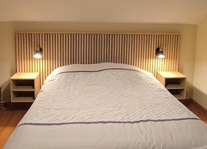 Tête de lit avec chevets suspendus