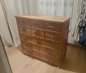 Commode à deux côtés