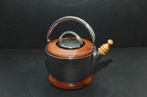 Habillage d'une théière en métal