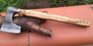 Le manche mesure 45 cm x 4 cm x 2,5 cm. Le fer fait 10 cm x 15 cm.