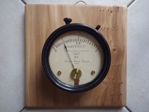 Planche d'ornement pour vieux ampèremètre