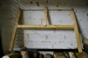 Cadre de scie à bûches sorti d'une bûche, sans machine