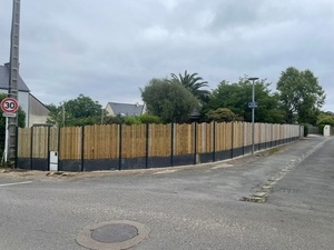 Clôture alu, palis d’ardoise et bois