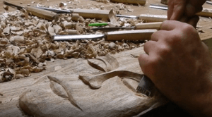 Un visage en chêne rouge .