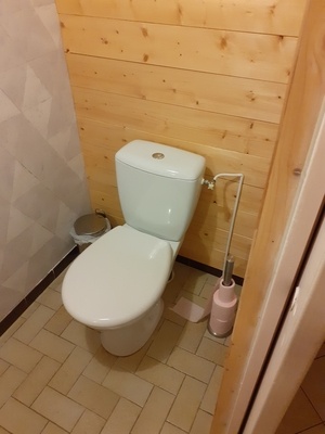 Mur avec plancher en Pin de récupération