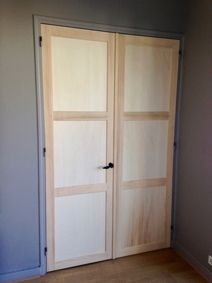 Une porte à double battant intérieure