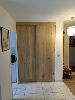 Portes de placard et aménagement en châtaignier