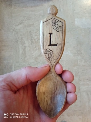 Petite cuillère en noyer avec sculpture de lettre et kolrosing.