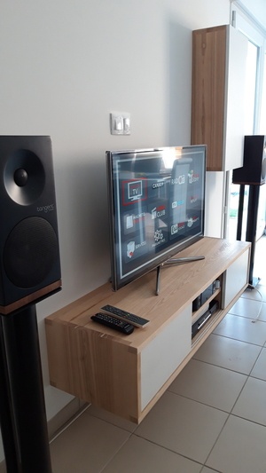 Meuble TV en frêne olivier