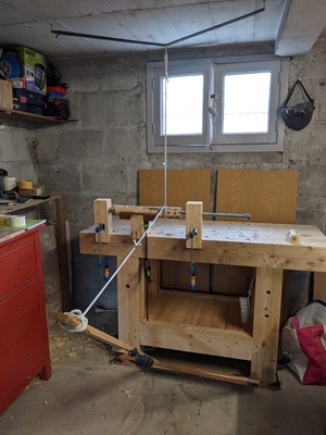 Tour à bois à pied, sur établi (type "Bungee lathe")