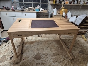 Bureau en Platane ave cuir et intégration d'un lampe