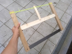 Une scie à cadre avec une lame pour tronçonner