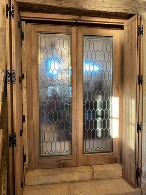 Volets intérieurs et portes avec vitraux
