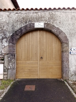 Porte place du village