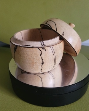 Petite boîte en bois échauffé