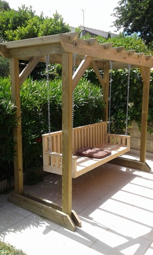 Balancelle de jardin et son portique