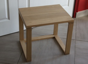 Une table d'appoint en chêne