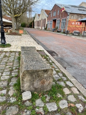 Un banc en bois massif
