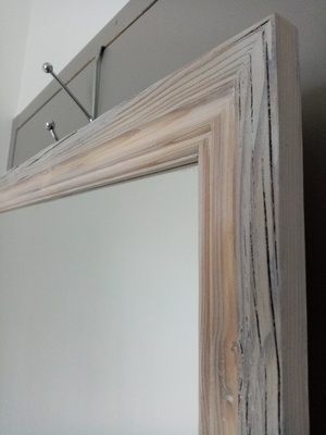 Miroir au cadre craquelé