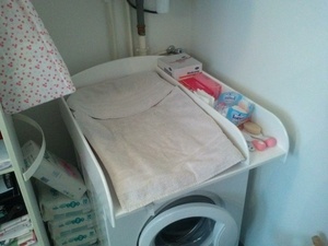 Table à langer en place sur la machine à laver