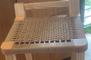 Tabouret haut, frêne et corde danoise