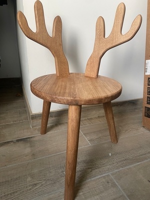 Chaise d’enfant avec bois de cerf