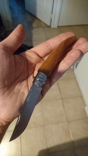Couteau avec un lame d'opinel