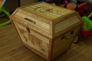 Coffre à jouets sculpté.